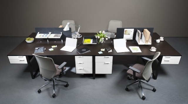 Atvērtā plānojuma biroja galdi biroja dizains plānojums_